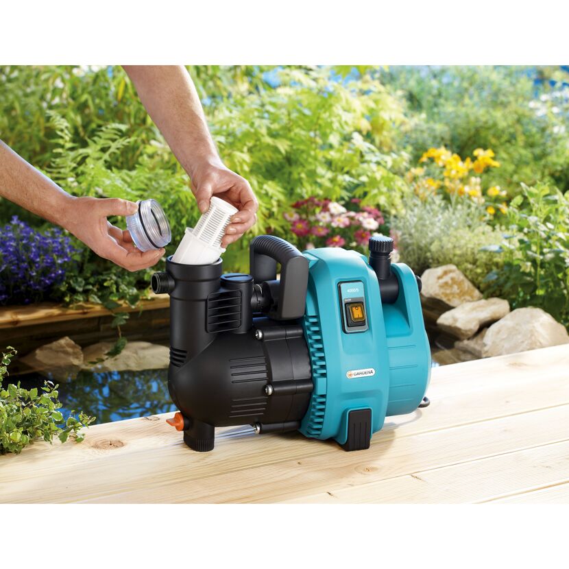 Person setzt Filter in Gartenpumpe Comfort ein