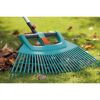 GARDENA Kunststofffächerbesen XXL vario beim Laubrechen