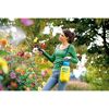 Person besprüht Blumen mit Drucksprühgerät Gloria Prima 3