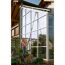Person reinigt Fenster mit Teleskopstiel