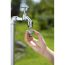 Person hält Hahnverbinder G 1/2" an Wasserhahn