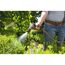 Person gießt Hecke mit GARDENA Reinigungsspritze