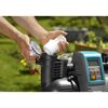 Person setzt Filter in GARDENA Hauswasserautomat ein