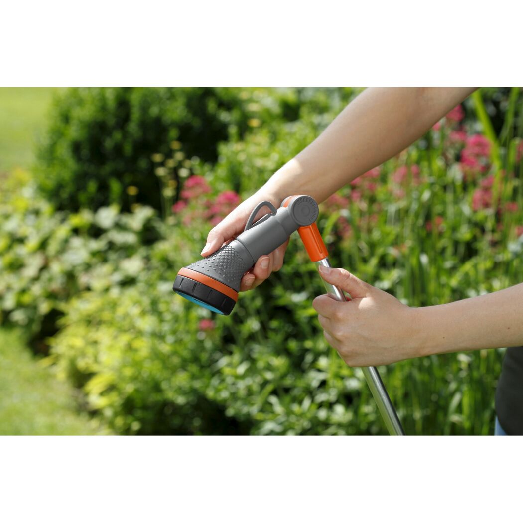 Person hält einen Comfort Blumenampel-Giessstab
