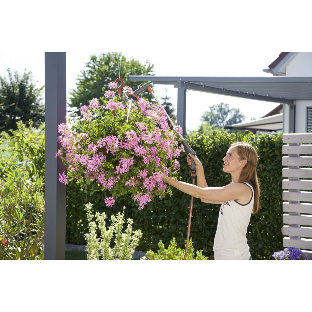Person gießt Blumenampel mit Comfort Blumenampel-Gießstab