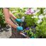Person installiert smart Sensor von GARDENA