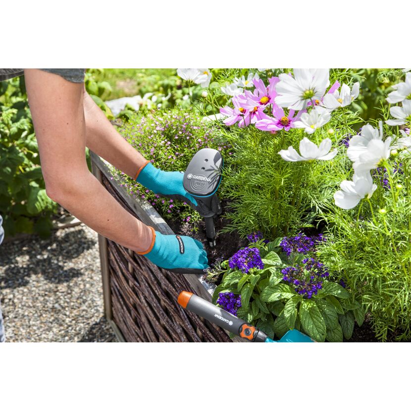 Person installiert smart Sensor von GARDENA
