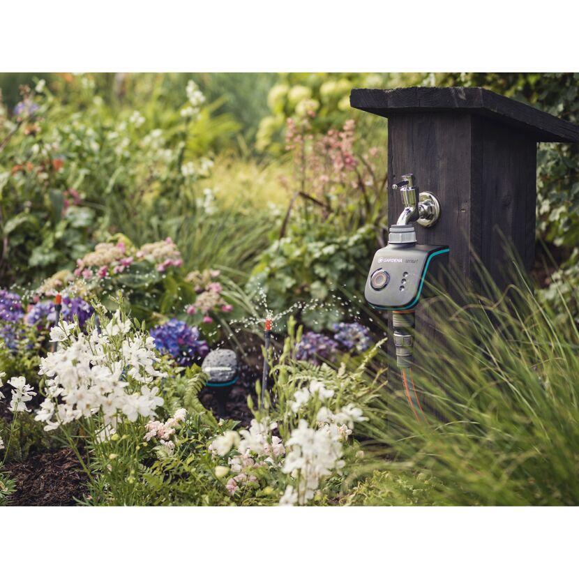 GARDENA smart Water Control bewässert einen Garten.