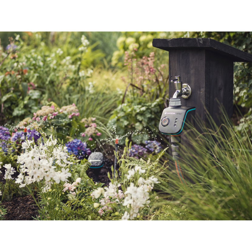 GARDENA smart Water Control bewässert einen Garten.