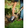 Person reinigt einen Spaten mit dem Gardena Handschrubber.