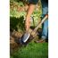 Person reinigt einen Spaten mit dem Gardena Handschrubber.