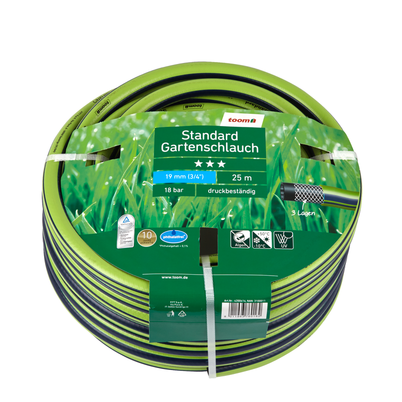 Grüner Gartenschlauch von Toom, aufgerollt.