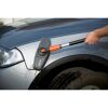Person wäscht Auto mit Gardena Waschbürste Clean System