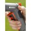 Hand hält GARDENA Reinigungsspritze Comfort