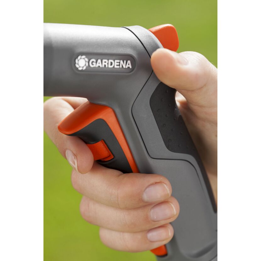 Hand hält GARDENA Reinigungsspritze Comfort