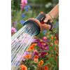 Person gießt Blumen mit GARDENA Multifunktionsbrause Premium