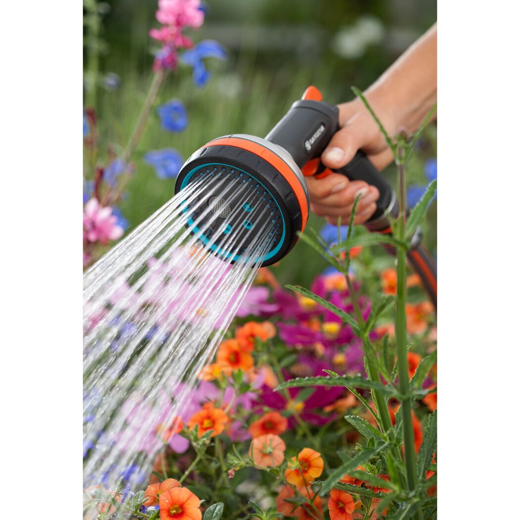 Person gießt Blumen mit GARDENA Multifunktionsbrause Premium