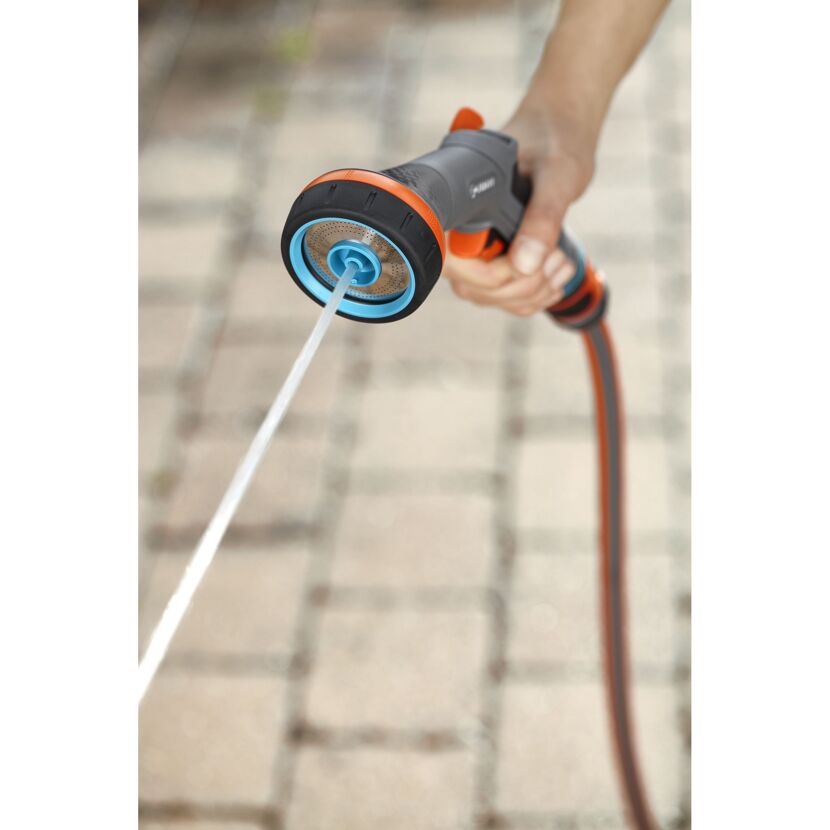 Person hält GARDENA Comfort Reinigungsbrause mit Wasserstrahl