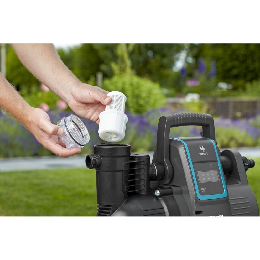 Person wechselt den Filter einer GARDENA smart Pumpe