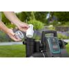 Person reinigt Filter der GARDENA smart Gartenpumpe