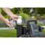 Person reinigt Filter der GARDENA smart Gartenpumpe