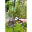 Person reinigt einen Spaten mit einer GARDENA Gartenbrause.