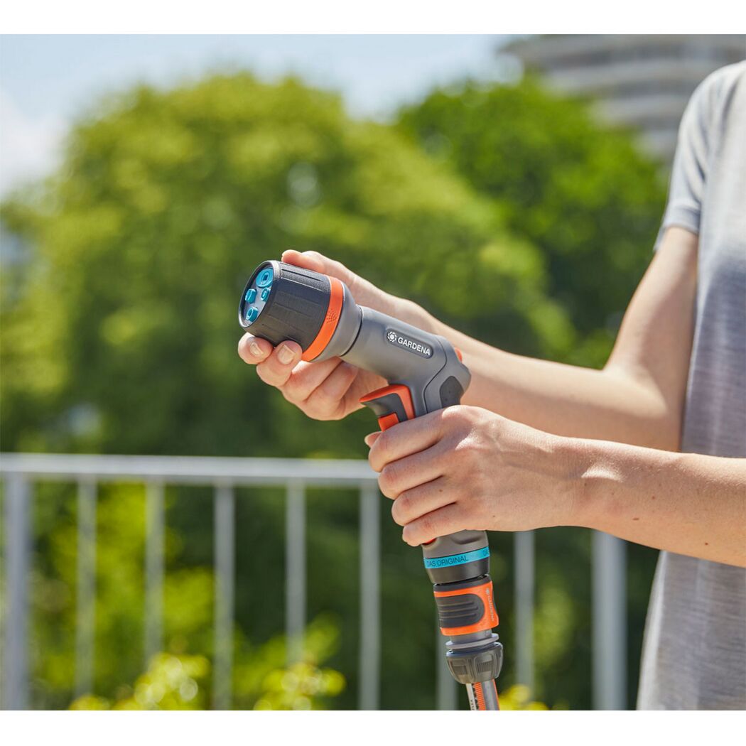 Person hält eine GARDENA Comfort eco Pulse Reinigungsspritze