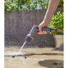 Person reinigt Steinboden mit GARDENA Reinigungsspritze Comfort ecoPulse.
