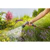 Person gießt Blumen mit GARDENA Reinigungsspritze Comfort eco Pulse.