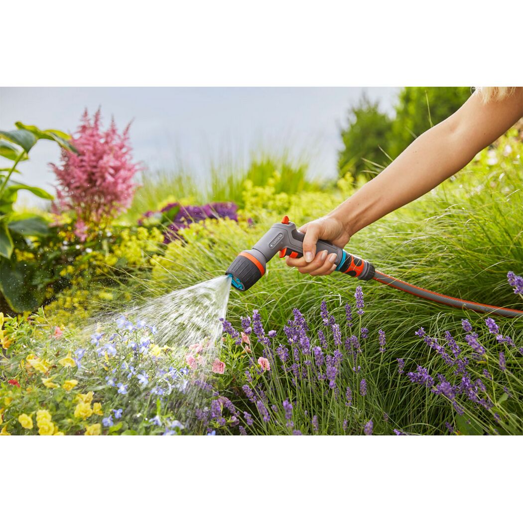 Person gießt Blumen mit GARDENA Reinigungsspritze Comfort eco Pulse.