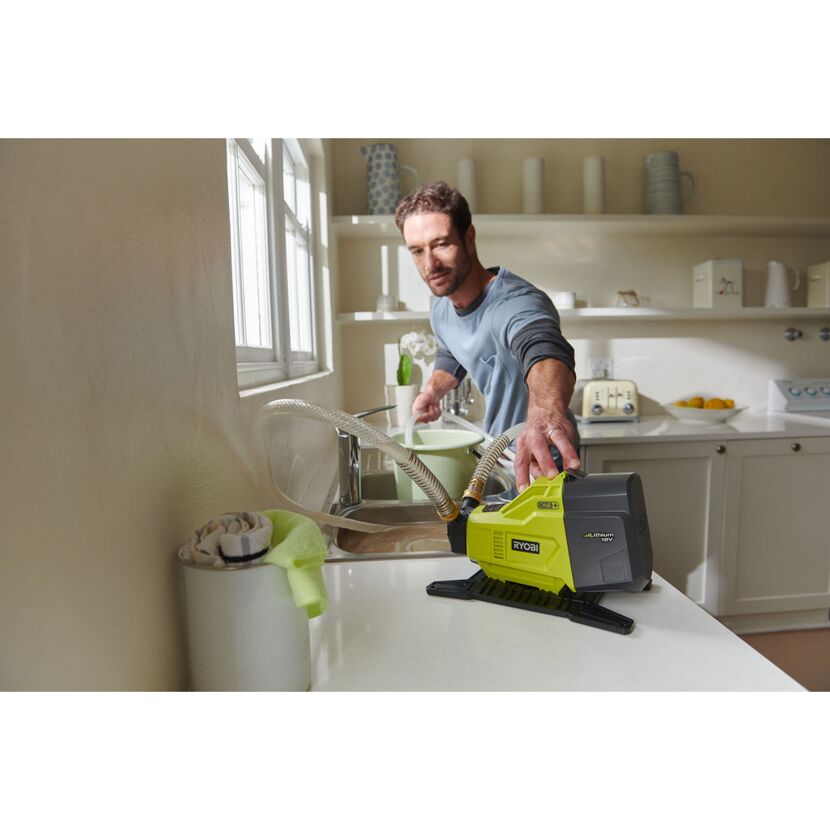 Person benutzt Akku-Transferpumpe von Ryobi