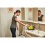 Person pumpt Wasser aus Toilette mit RYOBI Akku-Transferpumpe