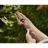 Person verbindet einen Schlauch mit einer Spritze.