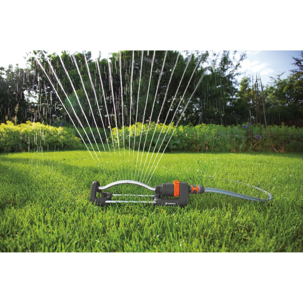 Viereckregner Aktion Aqua S beim Bewässern eines Rasens