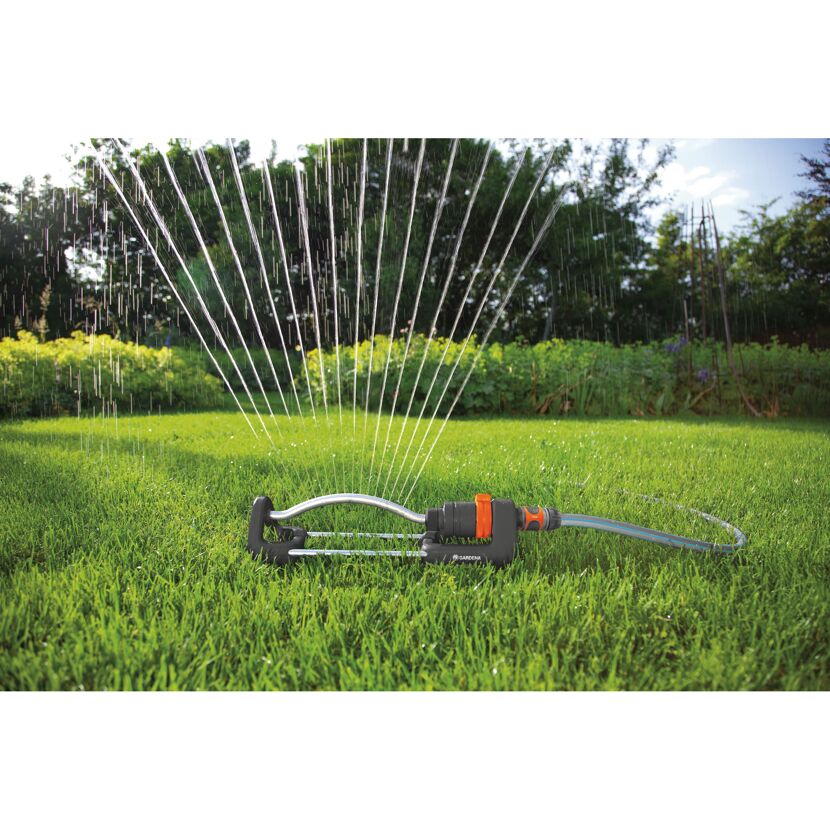 Viereckregner Aktion Aqua S beim Bewässern eines Rasens