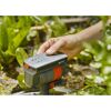 Person programmiert einen GARDENA Viereckregner.