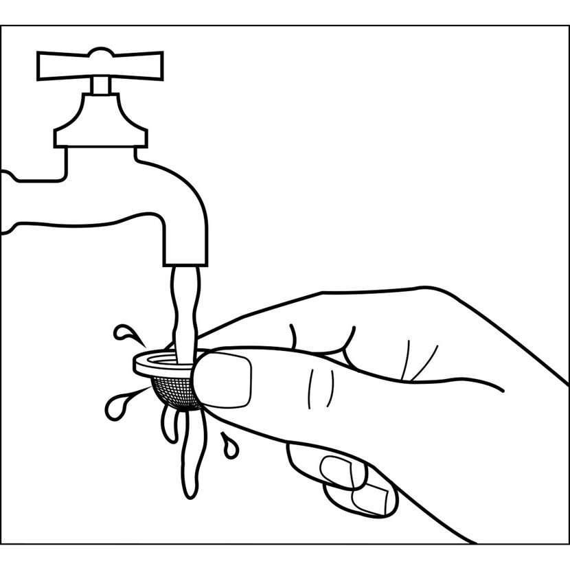 Person hält Sieb unter Wasserhahn.