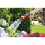 Person gießt Blumen mit GARDENA Multifunktionsbrause