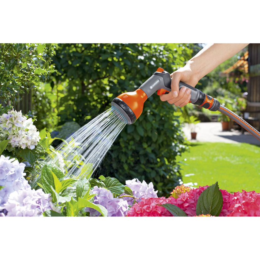 Person gießt Blumen mit GARDENA Multifunktionsbrause