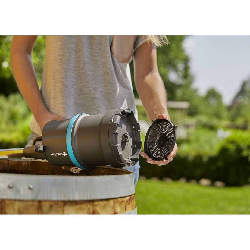 Person hält die GARDENA Regenfasspumpe