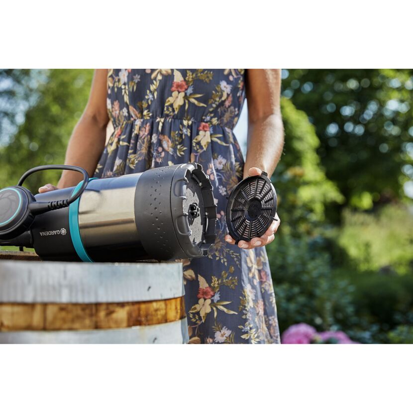 Person hält den Filter der GARDENA Regenfasspumpe