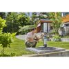 Person installiert eine Tauchdruckpumpe von GARDENA.