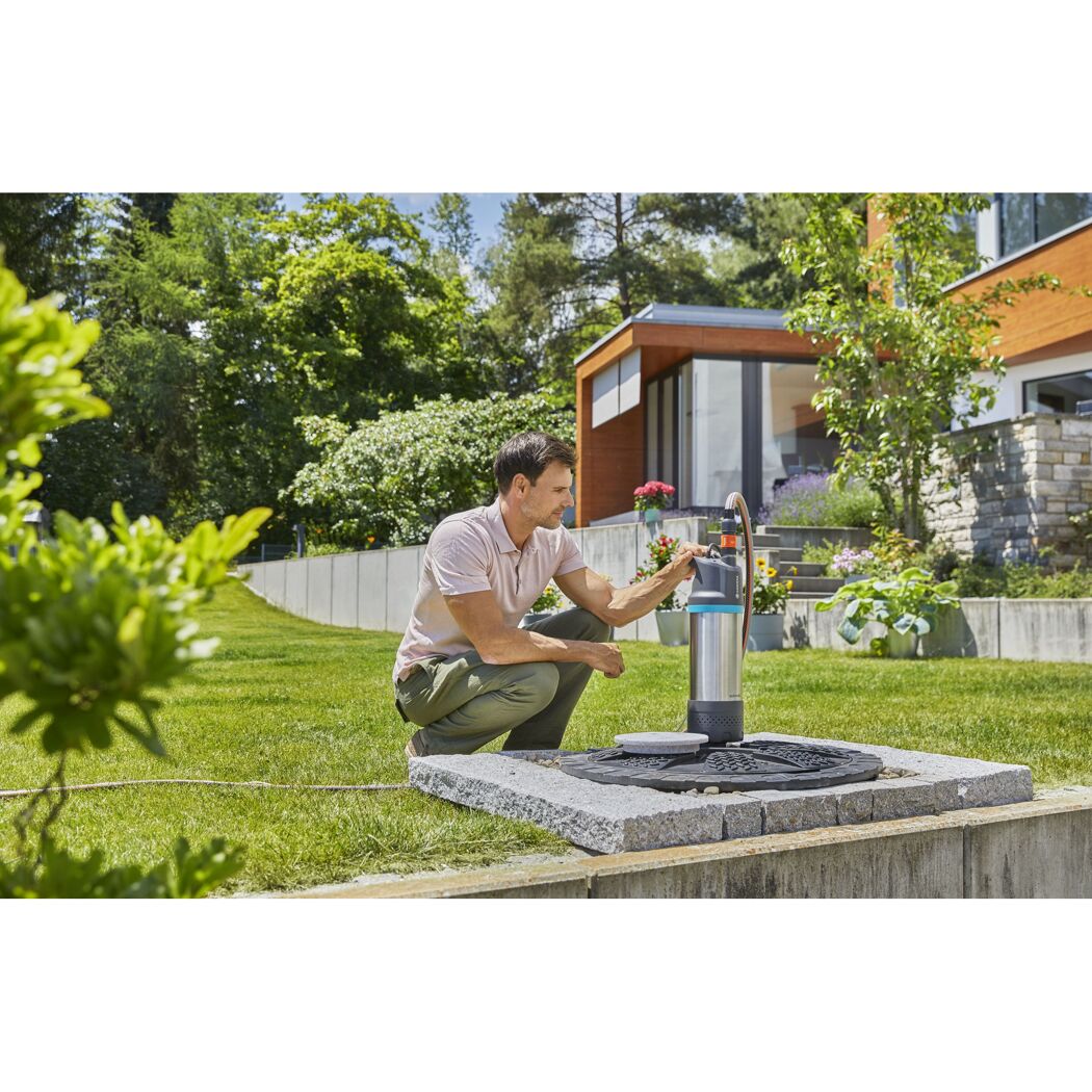 Person installiert eine Tauchdruckpumpe von GARDENA.