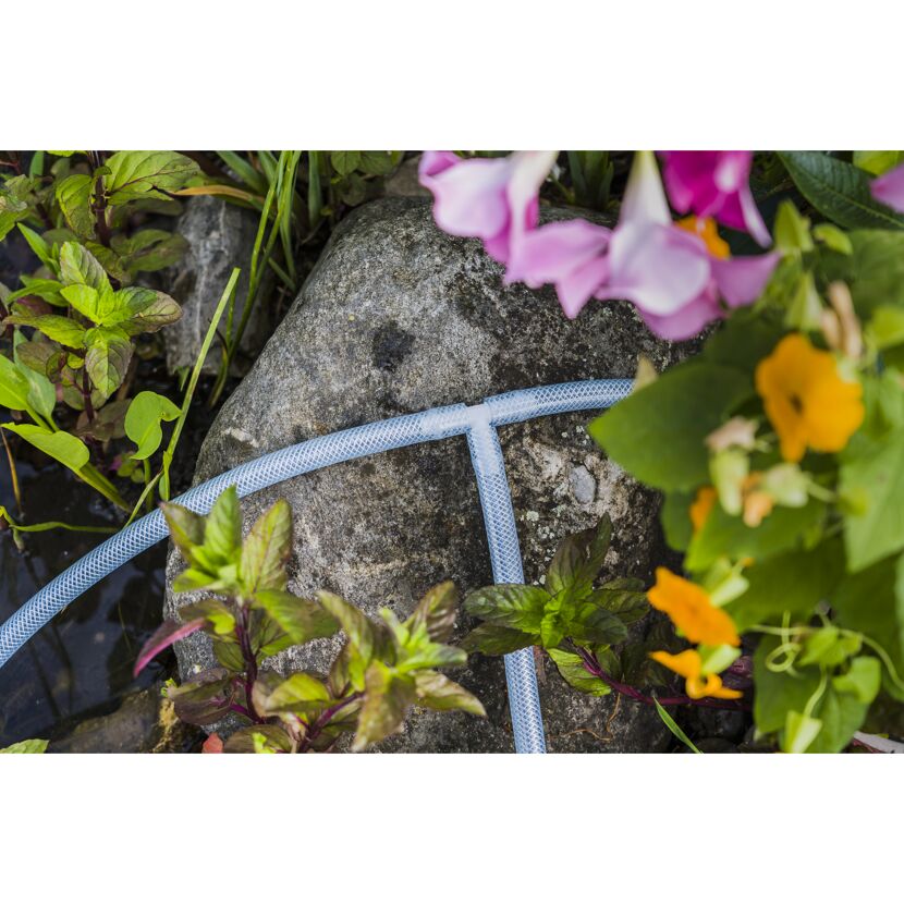 T-Stück für 10 mm Schlauch zwischen Blumen und Steinen
