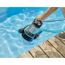 Person verwendet Klarwassertauchpumpe im Pool