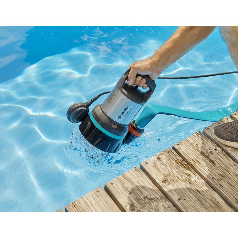 Person verwendet Klarwassertauchpumpe im Pool