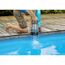 Person pumpt Wasser aus einem Pool mit der Klarwassertauchpumpe 17000 aquasensor von GARDENA