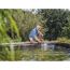 Person reinigt Pool mit Schmutzwasserpumpe