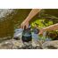 Person installiert Schmutzwasserpumpe am Teichrand.