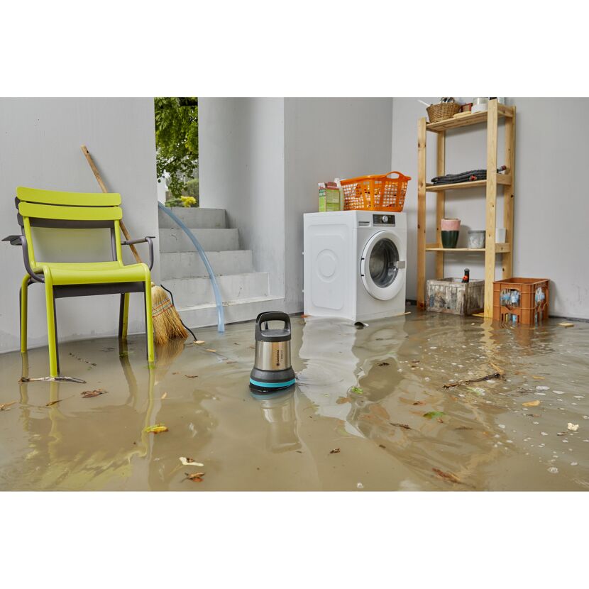 Gardena Schmutzwasserpumpe pumpt Wasser aus überflutetem Raum